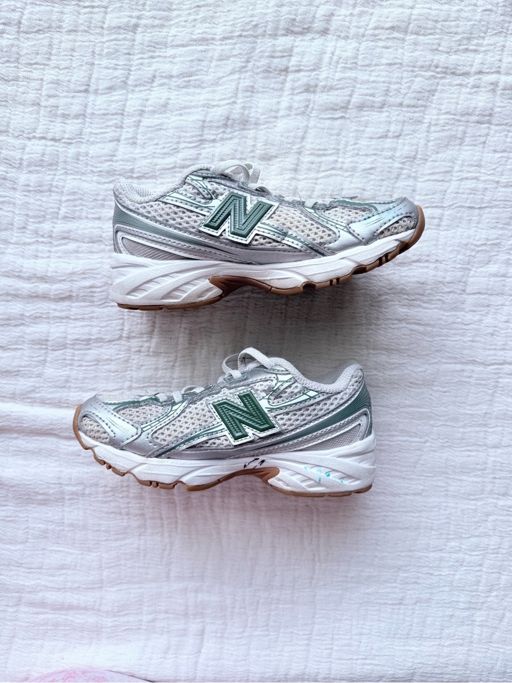 New Balance 740 bungee shoes